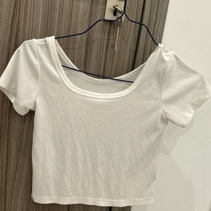 Scoop neck white ribbed shirt